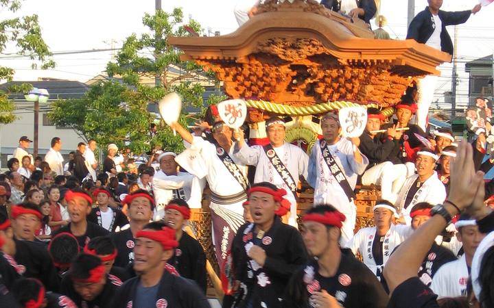 岸和田だんじり 的花車與拉繩的人群