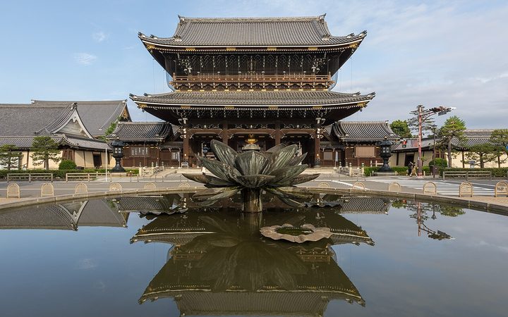 東本願寺的御影堂門與門前水池