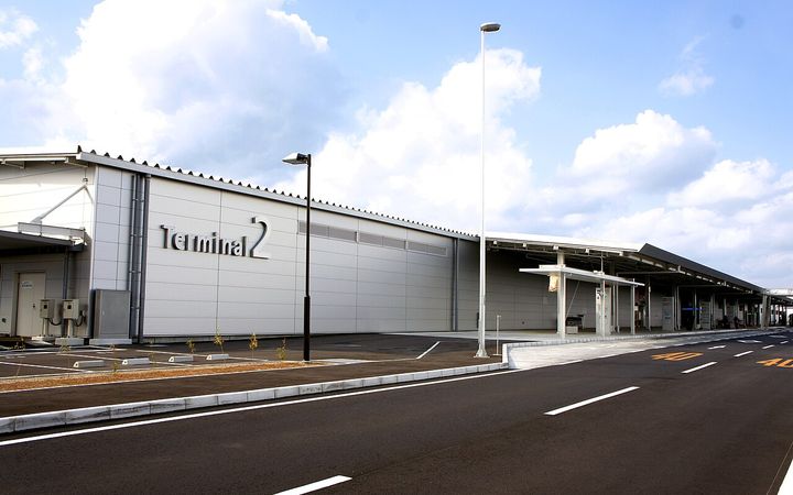 關西機場第 2 航廈的外觀,牆上寫著 Terminal 2