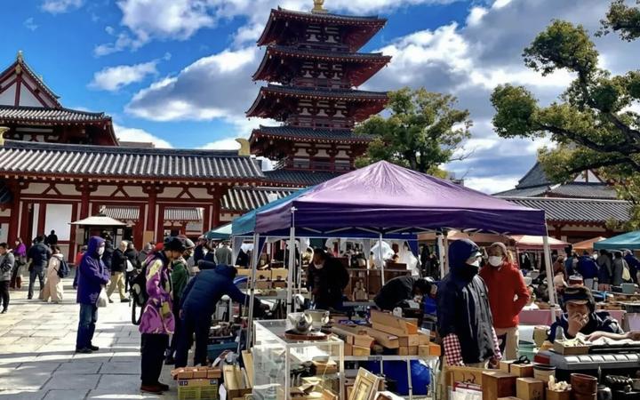 四天王寺的五重塔與骨董市攤位