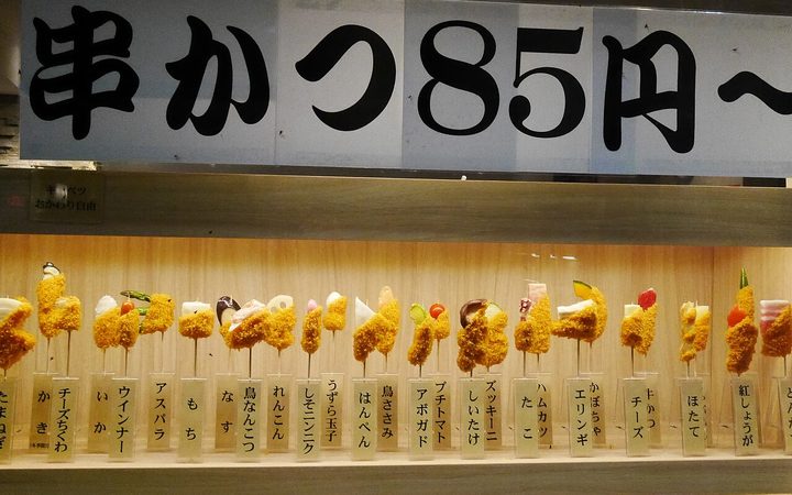 串カツ店的樣品櫃,一整排插著的炸串,每串前面有名牌