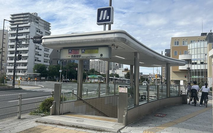 西長堀駅的地下鐵出入口,招牌上有站名和兩條路線的顏色