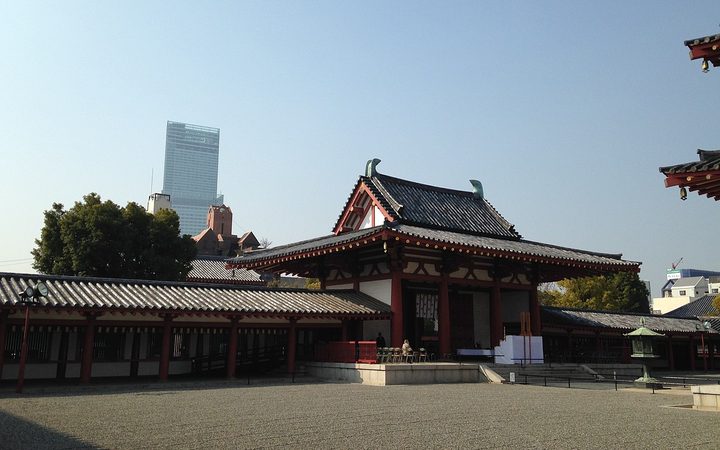四天王寺的中門與紅柱迴廊,後面是阿倍野 Harukas 大樓