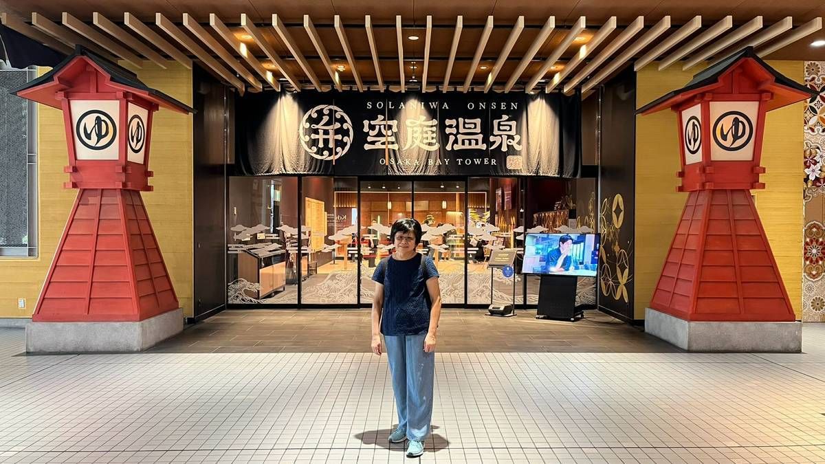 媽媽站在空庭温泉入口，兩側是紅色大燈籠