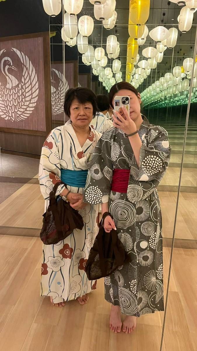 媽媽和小妹穿浴衣在紙燈籠走廊
