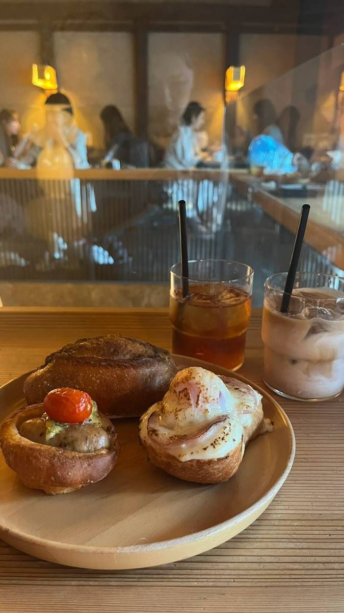 盤子上的麵包與兩杯冰飲