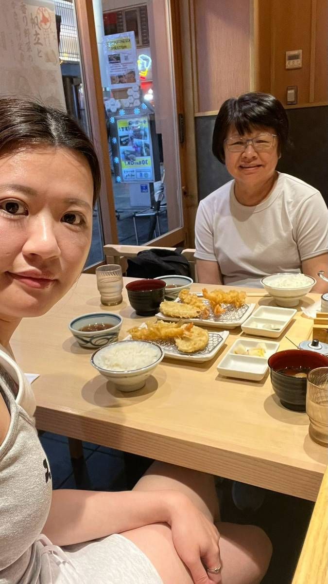小妹和媽媽坐在餐桌前，桌上是天ぷら和白飯