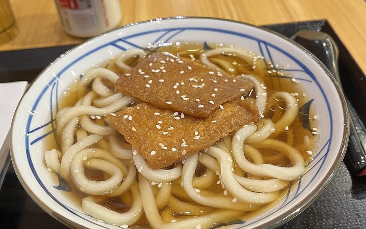 一碗きつねうどん,清湯粗麵,上面放兩片甜豆皮